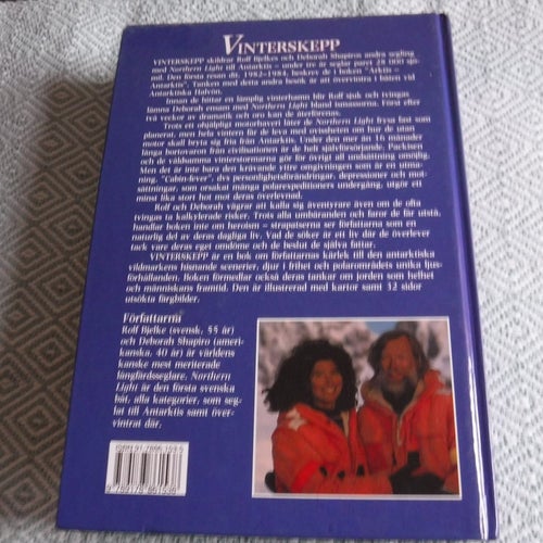 Vinterskepp med Northern light av Rolf Bjelke & Deborah Shapiro