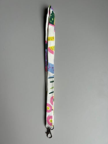 NYCKELBAND I TYG FRÅN SVENSKT TENN, MÖNSTER FRÅN JOSEF FRANK TEXTIL HAWAII