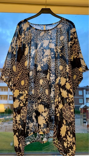 Svart/vit transparent topp, storlek 38