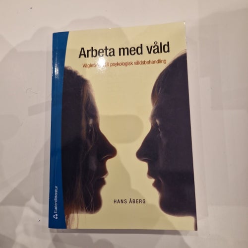 Arbeta med våld : Vägledning till psykologisk våldsbehandling av Hans Åberg