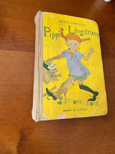En samling charmiga äldre barnböcker av kända författare som Astrid Lindgren