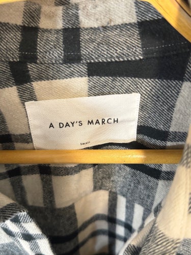 A Day’s March flanellskjorta – svart/off-white rutig – stl Sj