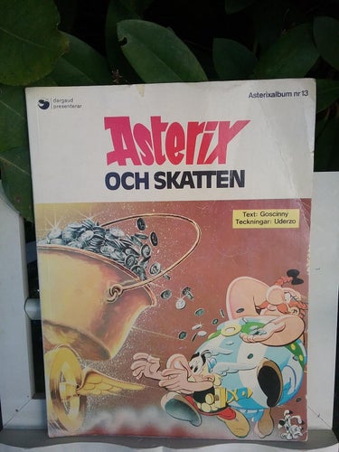 Asterix och skatten Text Goscinny Teckningar Uderzo tryckt Belgien 1974
