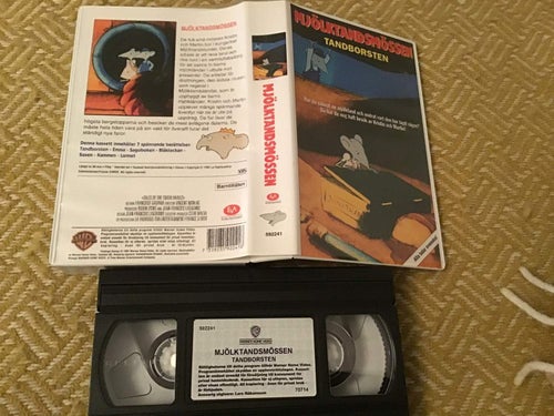 MJÖLKTANDSMÖSSEN TANDBORSTE VHS SVENSKT TAL
