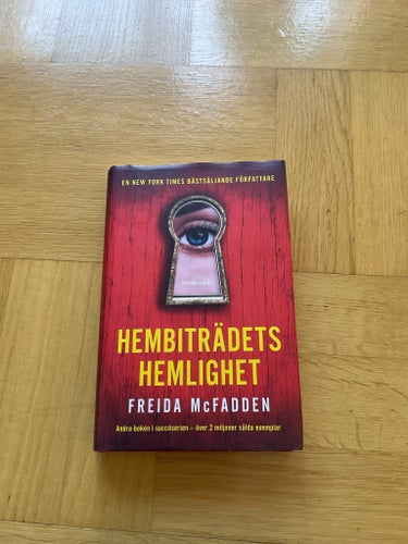 Hembiträdets hemlighet av Freida McFadden, 2023