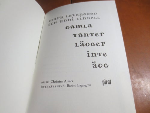 Gamla tanter lägger inte ägg av Mark Levengood och Unni Lindell, 2003