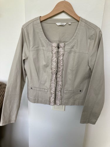 Beige kort jacka. storlek M. Mingel