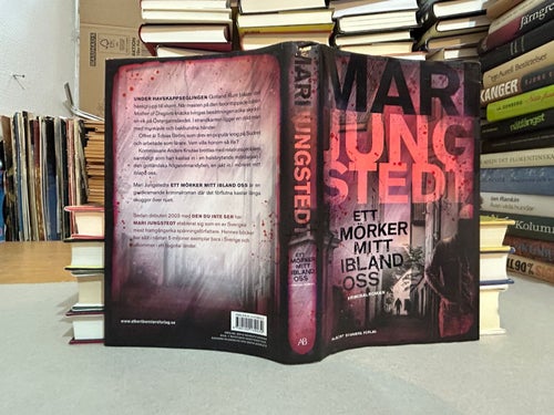 Ett mörker mitt ibland oss av Mari Jungstedt. Bok. Very Fine plus