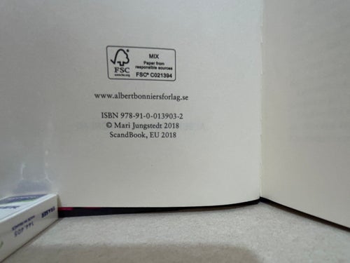 Ett mörker mitt ibland oss av Mari Jungstedt. Bok. Very Fine plus