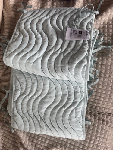 Done by Deer Spjälssängsskydd - Quilted - Waves - Blå