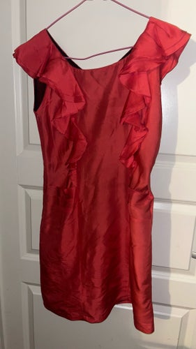 Elegant rosa klänning med volangdetaljer