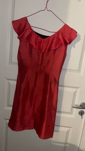 Elegant rosa klänning med volangdetaljer