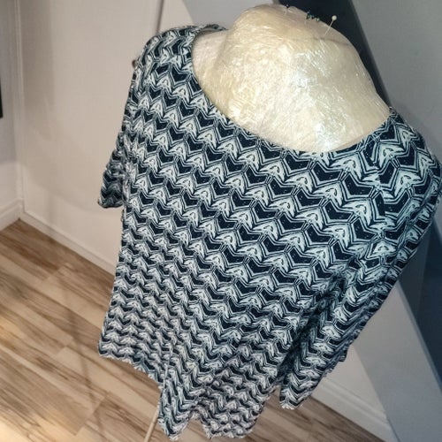 Åhléns blåvit blus. Stl 40 i viskos. Mycket skön och sval 99kr/styck.
