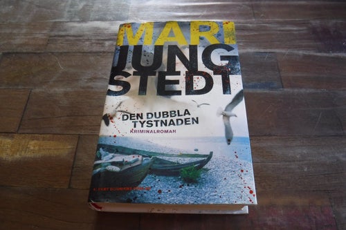 Den dubbla tystnaden, författare Mari Jungstedt