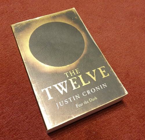 The Twelve av Justin Cronin, mycket fint skick! På engelska