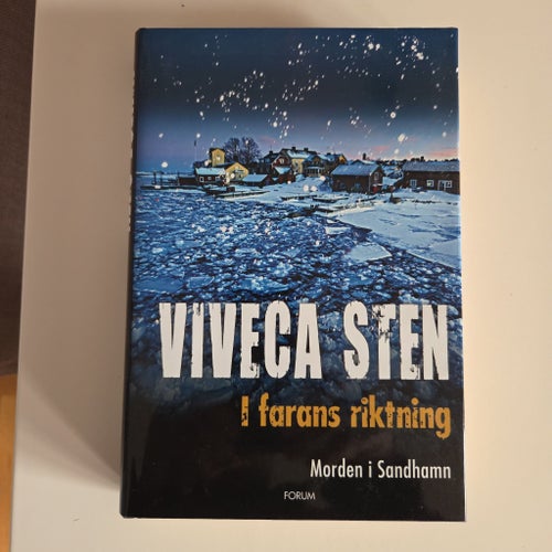 I farans riktning av Viveca Sten, Morden i Sandhamn