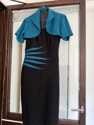 Elegant svart klänning med turkos bolero sett