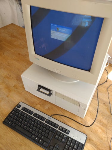 Retrodator med CRT-skärm, Tangentbord och Mus