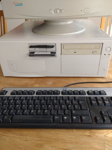 Retrodator med CRT-skärm, Tangentbord och Mus
