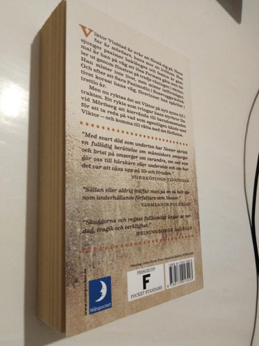 Skuggorna och regnet - Håkan Nesser, bok pocket. Fine plus