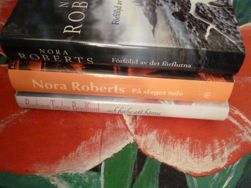 BOK, 3 STYCKEN BÖCKER, BARBARA TAYLOR BRADFORD, NORA ROBERTS