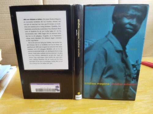 Mödrar emellan av Sindiwe Magona. Bok. Very Fine plus, BM