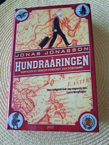 Hundraåringen som klev ut genom fönstret och försvann av Jonas Jonasson, 2009