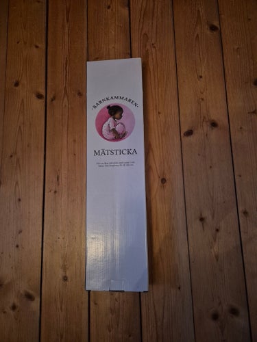 Mätsticka att sätta på väggen Ny oanvänd i orginal kartong Barnkammarmåttsticka