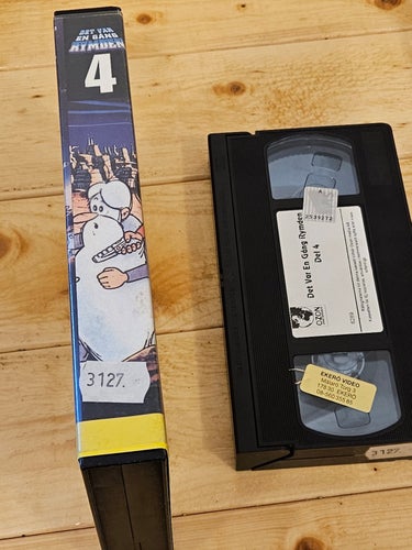 DET VAR EN GÅNG RYMDEN del 4 - CARTON .ÄLDRE HYR VHS.Svenskt Tal (VHS)