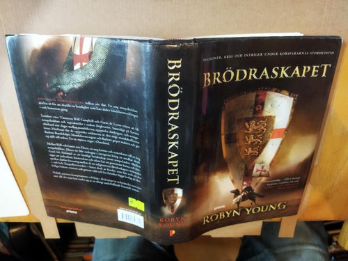 Brödraskapet av Robyn Young. bok. Very Fine plus
