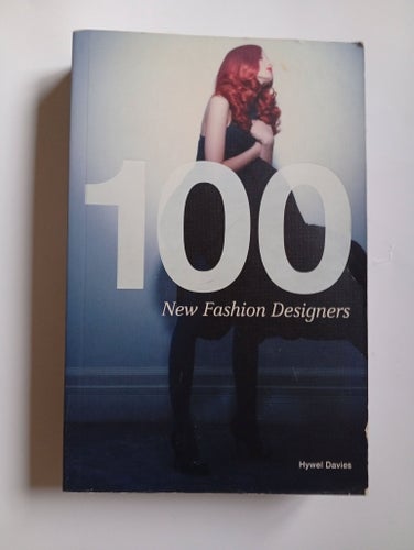 100 New Fashion Designers av Hywel Davies, 2008