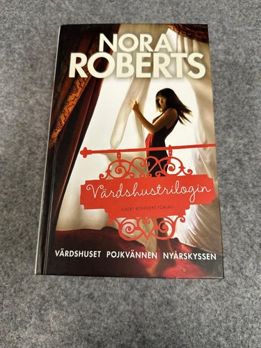 Nora Roberts - Värdhustrilogin - Värdshuset, Pojkvännen, Nyårskyssen