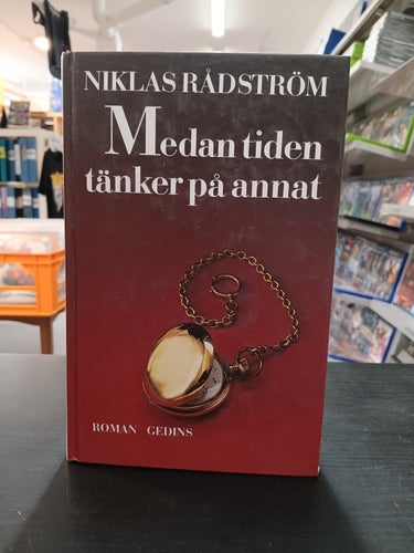 MEDAN TIDEN TÄNKER PÅ ANNAT
