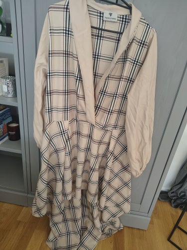 Paparazzi Fashion beige, svart, röd klänning