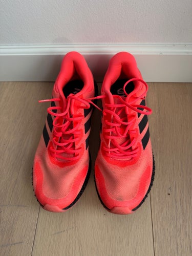 Adidas löparskor i rött, storlek 41 1/3