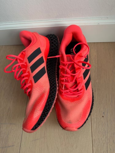 Adidas löparskor i rött, storlek 41 1/3