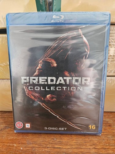 Predator collection, inplastad