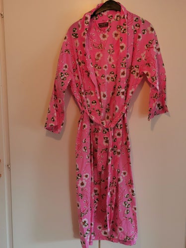 Les Touristes Paris rosa kimono