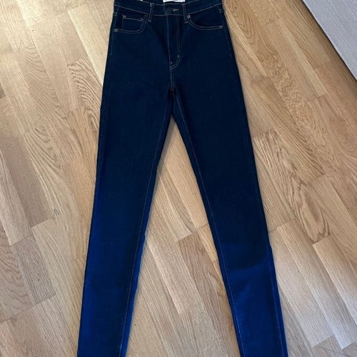 Nya mörkblåa Levis Mile high super skinny 26”/32”.