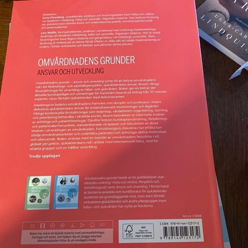 Omvårdnadens grunder : ansvar och utveckling, Anna Ehrenberg, Lars Wallin
