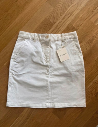 Gant chino skirt i storlek S.