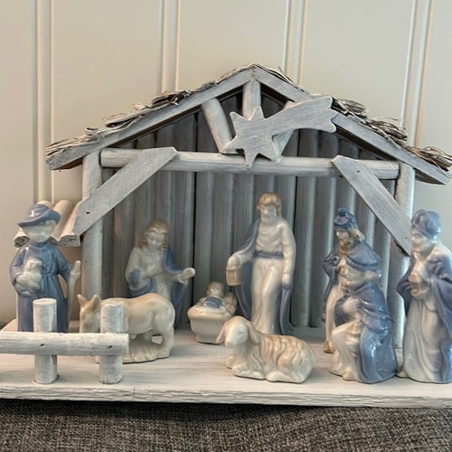 vackra duvblåa julfiguriner i porslin+julkrubba