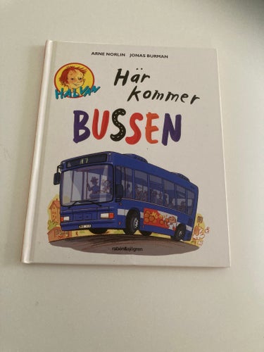 Här kommer bussen av Arne Norlin, 2004