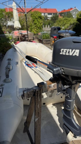 Zodiac YL 275 R gummibåt v-skov + Selva Goldfish 4 hk utombordare, åror, fotpump