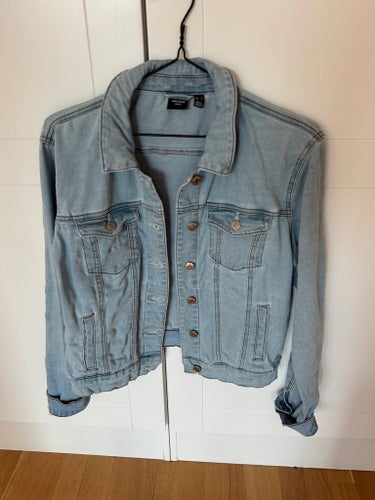 Vero Moda - Somrig ljusblå jeansjacka i klassisk design - Nyskick!