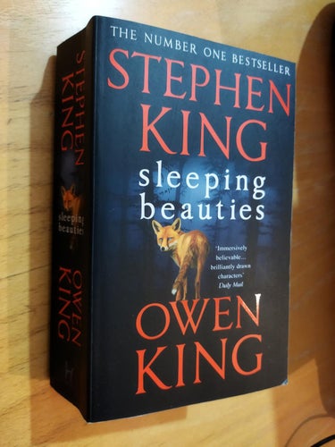 Sleeping Beauties - Stephen King, Owen King. bok, pocket. Very Fine