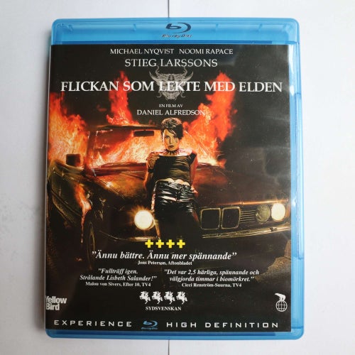 FLICKAN SOM LEKTE MED ELDEN (34663)