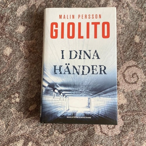 I DINA HÄNDER av Malin Persson Giolito, 2022