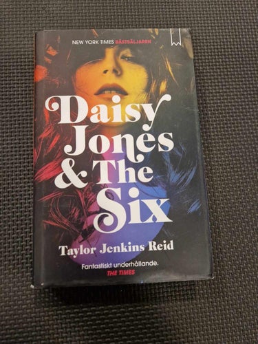 Daisy Jones and The Six Ny/oanvänt