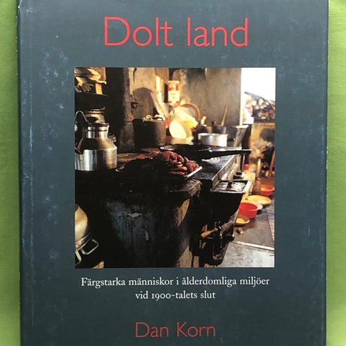 Dolt land färgstarka människor i ålderdomliga miljöer vid 1900-talets slut / K